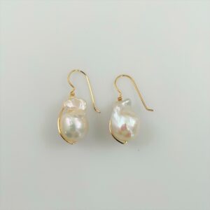 Gold Hand Wired White Baroque Dangle ED1153