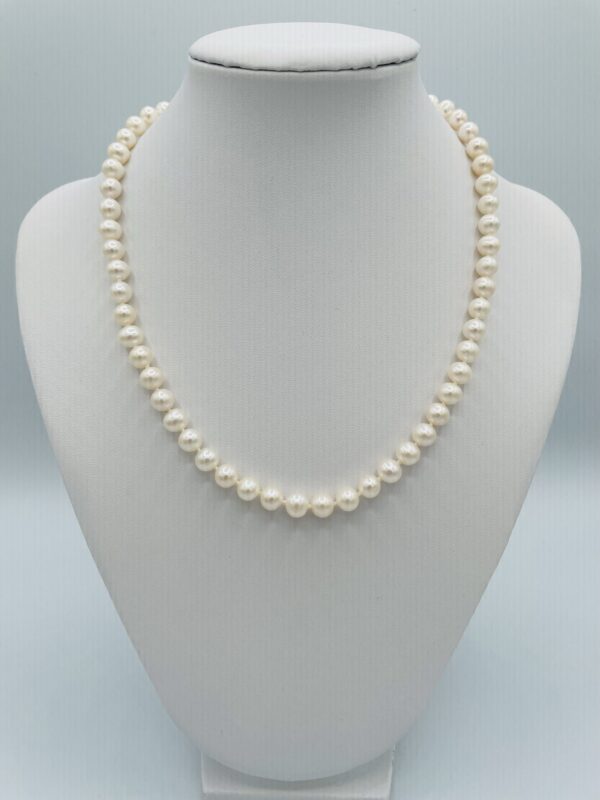 Classic Strand of White Pearls N2328