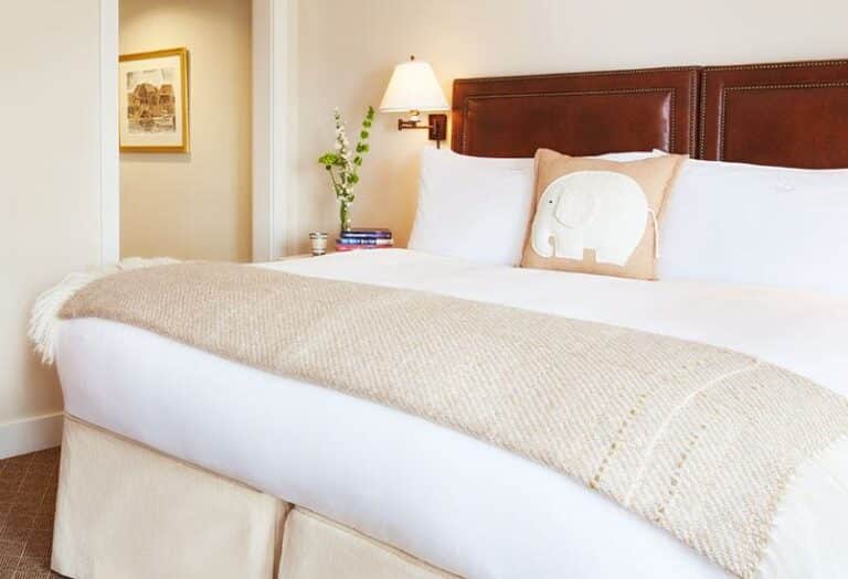 white elephant hotel massachusetts king bedded room handicap accessible 768x525 1